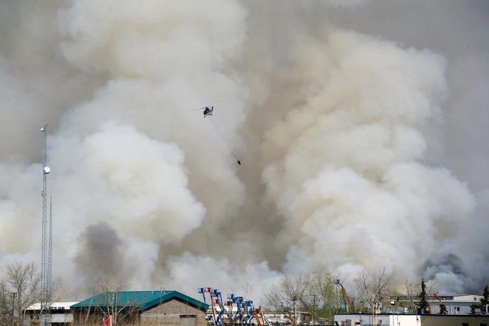 Kanada’da orman yangınlarında bir itfaiye görevlisi öldü - 1