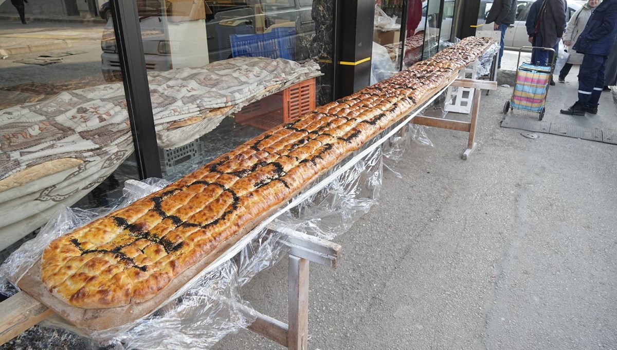 Bursa'da 7 metrelik pide görenleri şaşırttı Bursa'da 7 metrelik pide görenleri şaşırttı