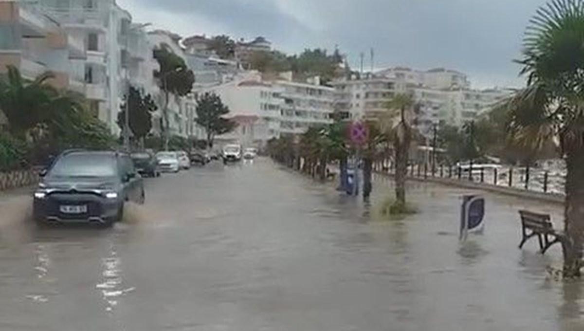 Bursa'da yağan yağmur yolları göle çevirdi