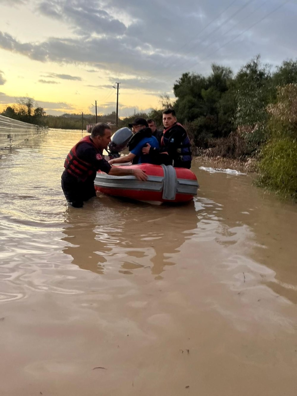 Metrekareye 106 kilo yağış düştü! Cadde ve yollar göle döndü - 9