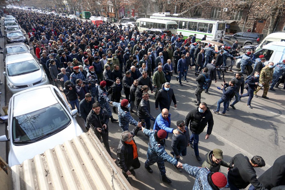 Ermenistan'da darbe girişimi: Paşinyan destekçileri ve karşıtları meydanlara çıktı - 16