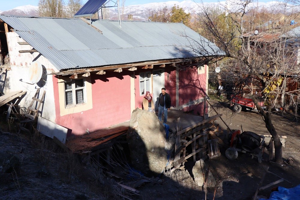 Dağdan kopan kaya balkona girdi - 5