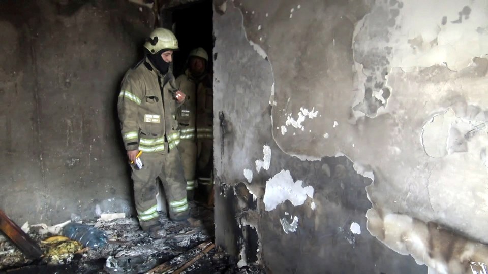 Oturduğu evi benzin dökerek yaktı - 1