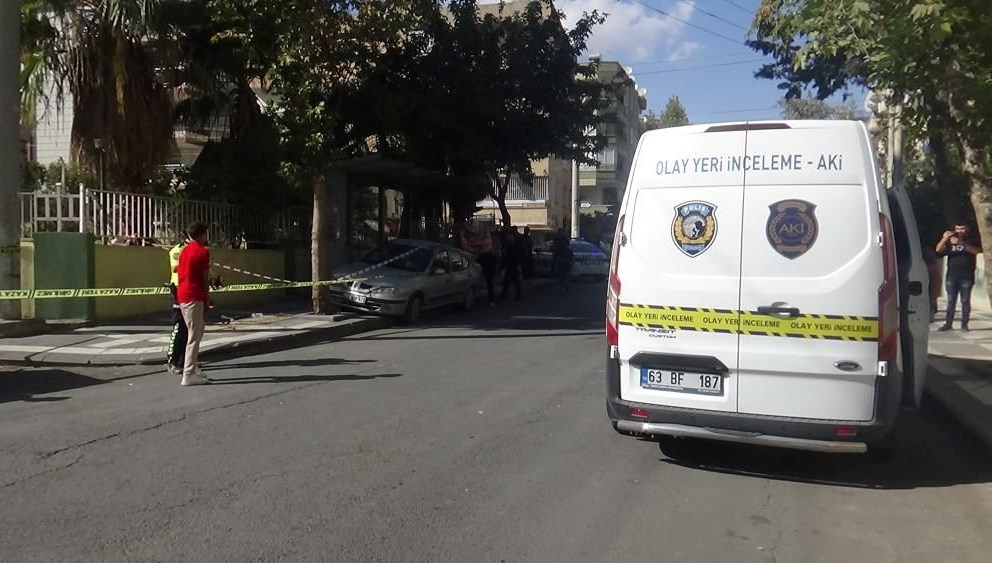 Otomobil durakta bekleyenlere çarptı: 1 ölü