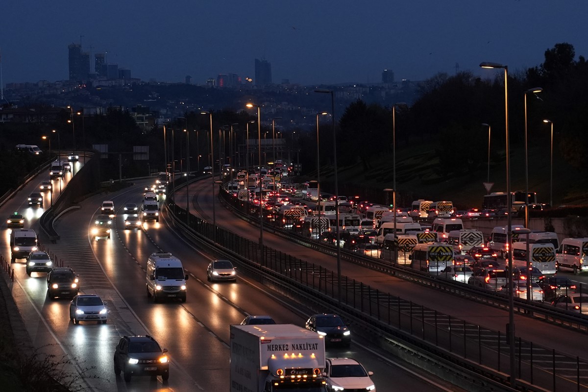 Trafik yoğunluğunun en çok yaşandığı yerlerden biri de 15 Temmuz Şehitler Köprüsü girişi oldu