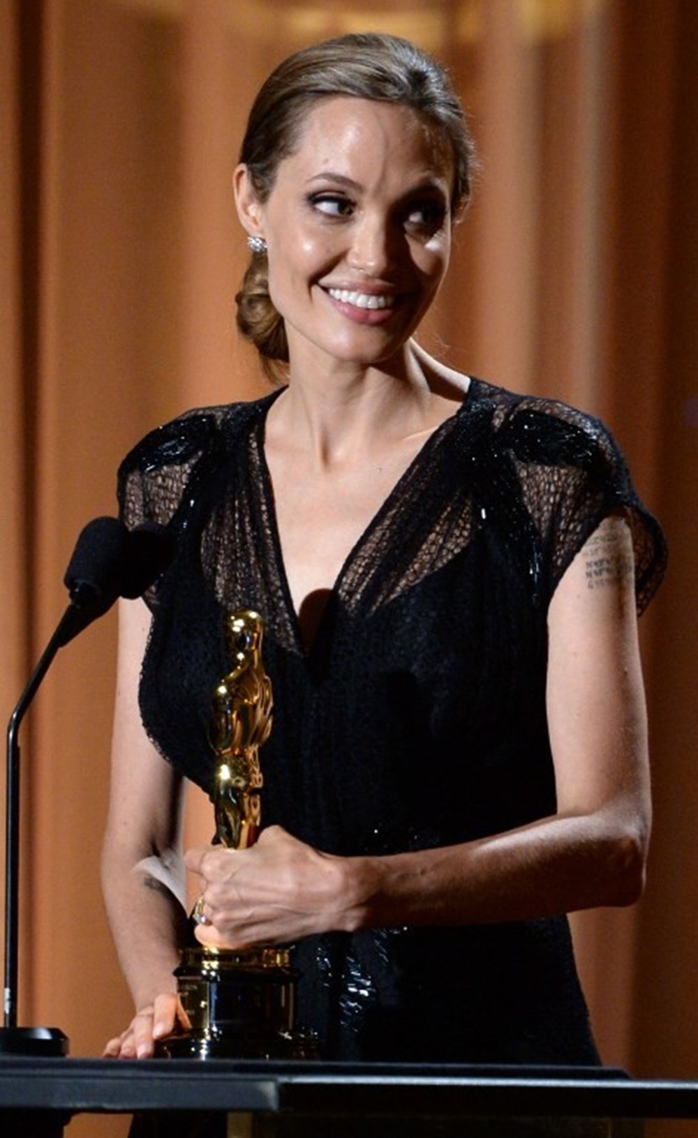 Angelina Jolie ikinci Oscar'ını aldı Magazin Haberleri