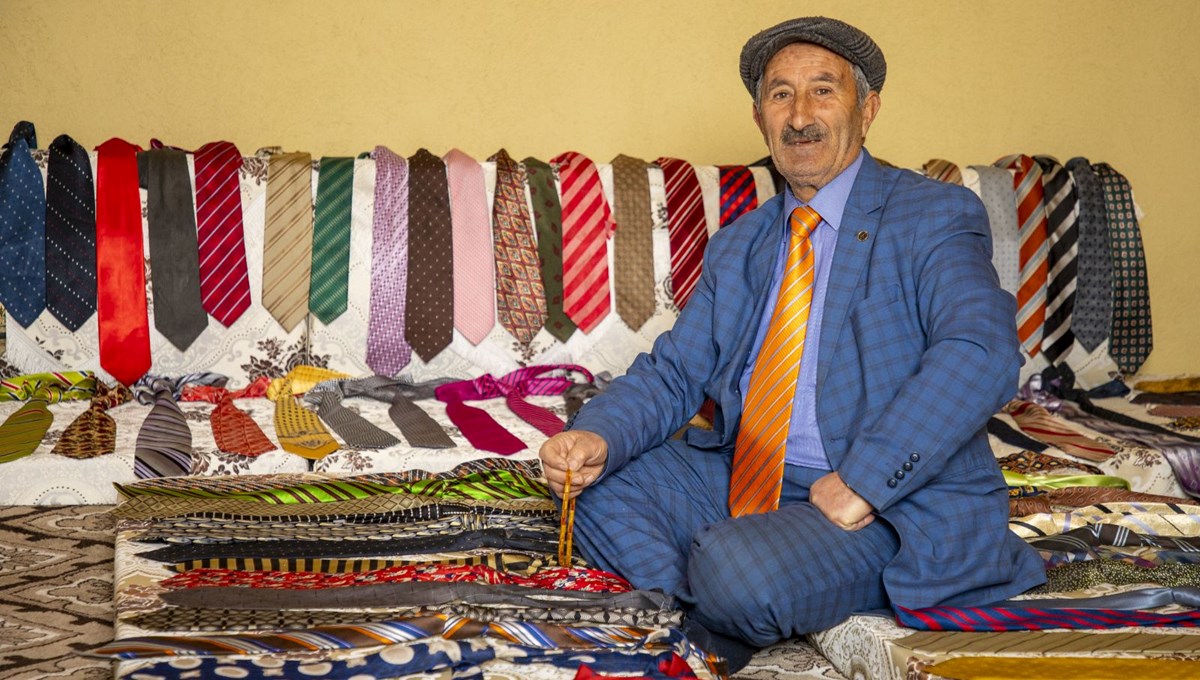 63 yıl önce taktığı kravatı bir daha çıkarmadı