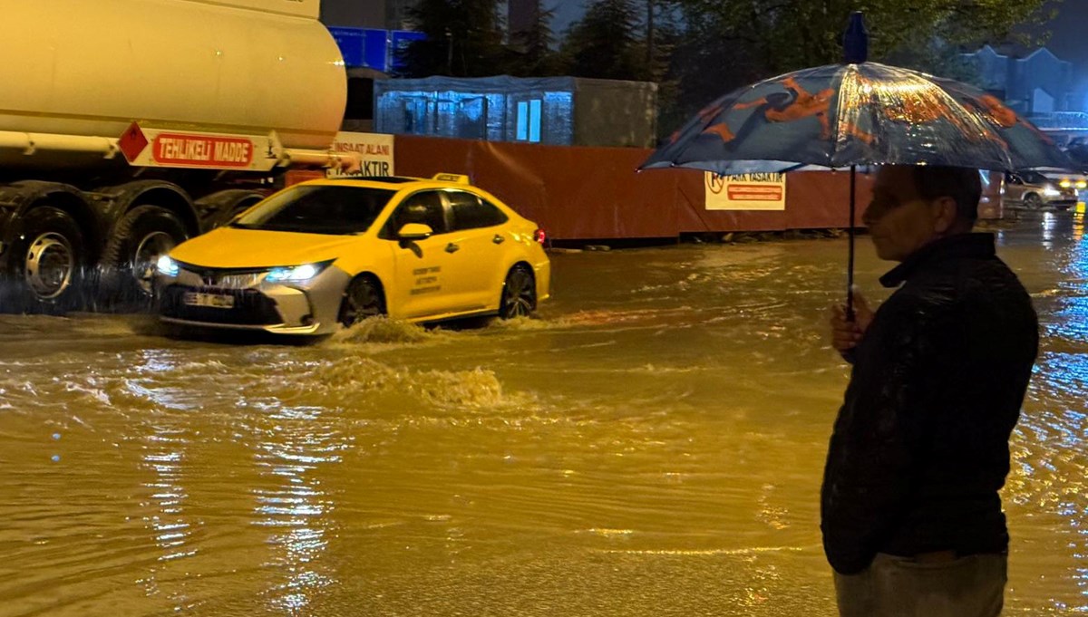 Van'da sağanak yağış hayatı olumsuz etkiledi