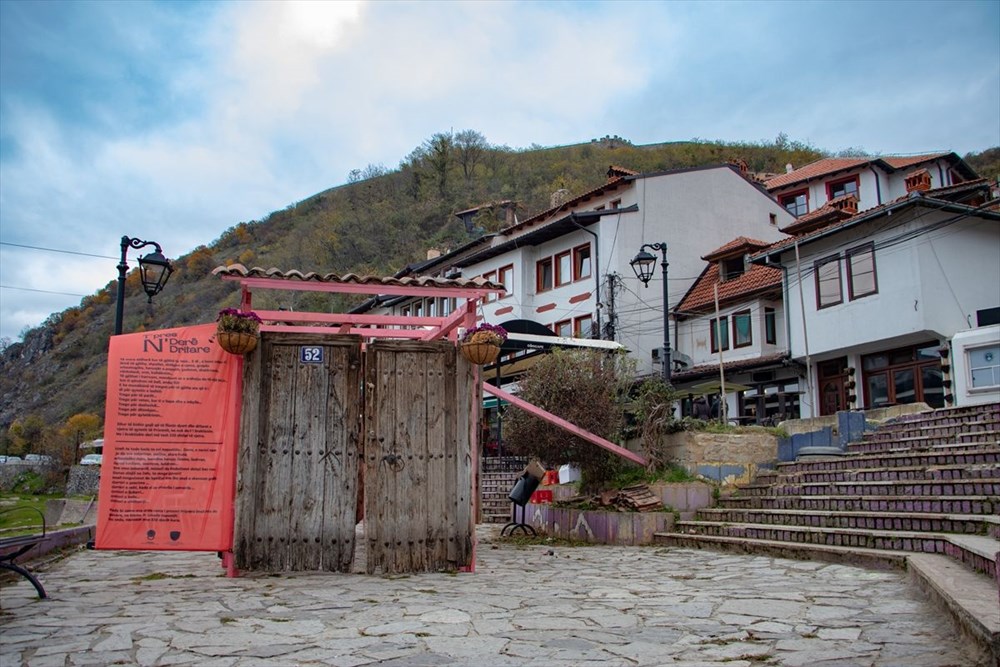 Prizren'in yıkılan evlerinin kapı ve pencereleri sergide buluştu - 8
