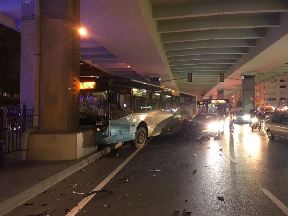 İstanbul'da halk otobüsü köprüye çarptı - 1
