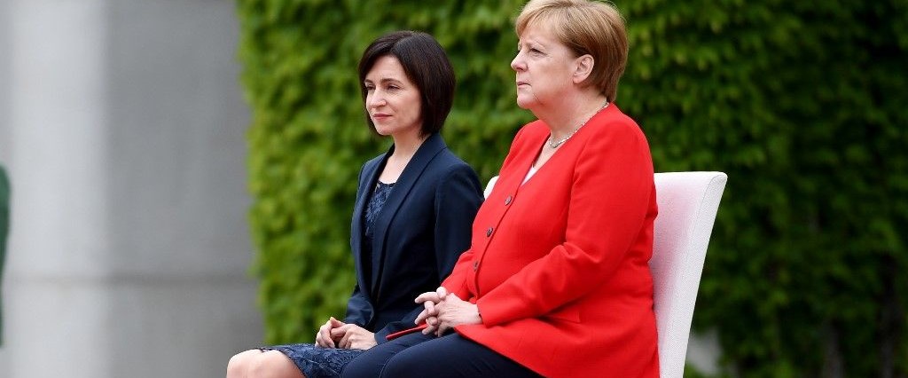 Titreme nöbetleri geçiren Merkel törenlerde artık oturuyor ...