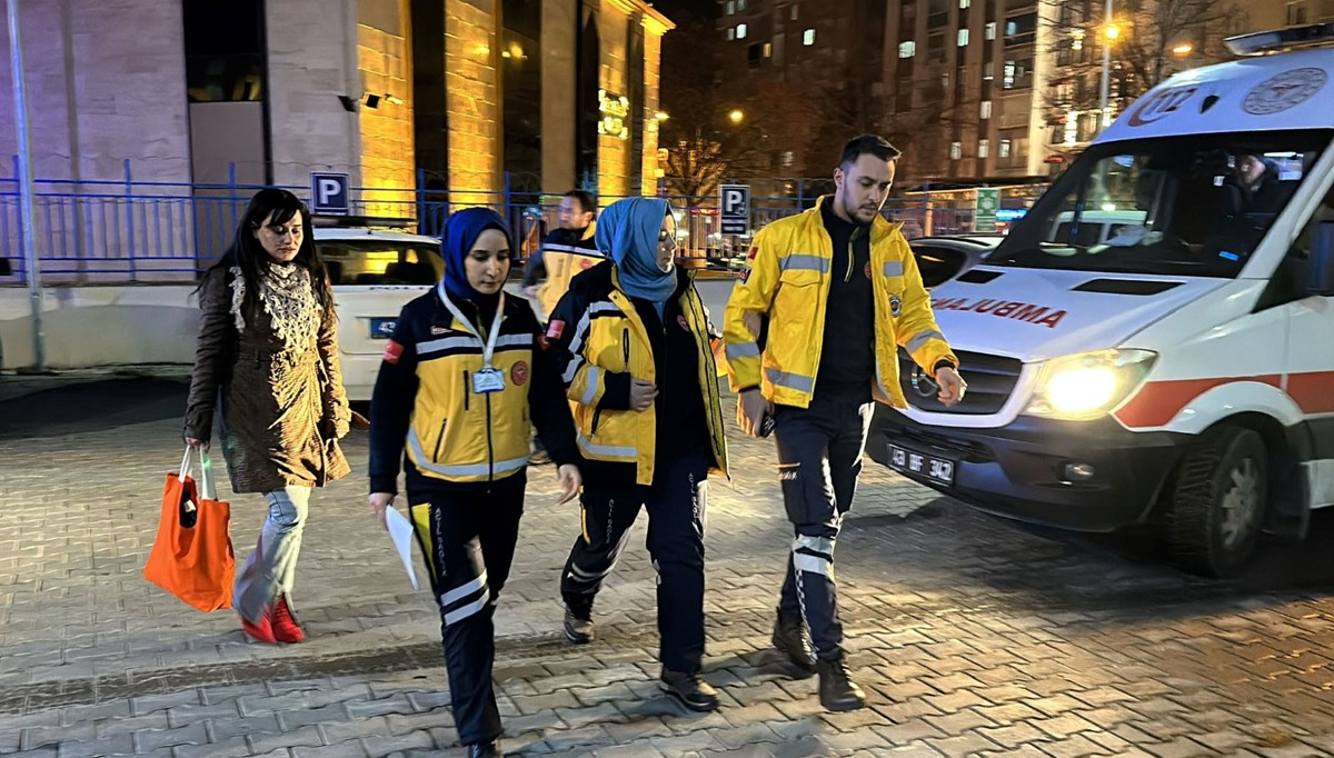 Baba ve oğlu demir sopayla sağlık çalışanlarına saldırdı Baba ve oğlu demir sopayla sağlık çalışanlarına saldırdı