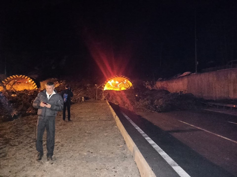 Ulaştırma Bakanlığı'ndan açıklama: Heyelan sonrasında Bolu Dağı tünelleri trafiğe çift yönlü kapatıldı - 2