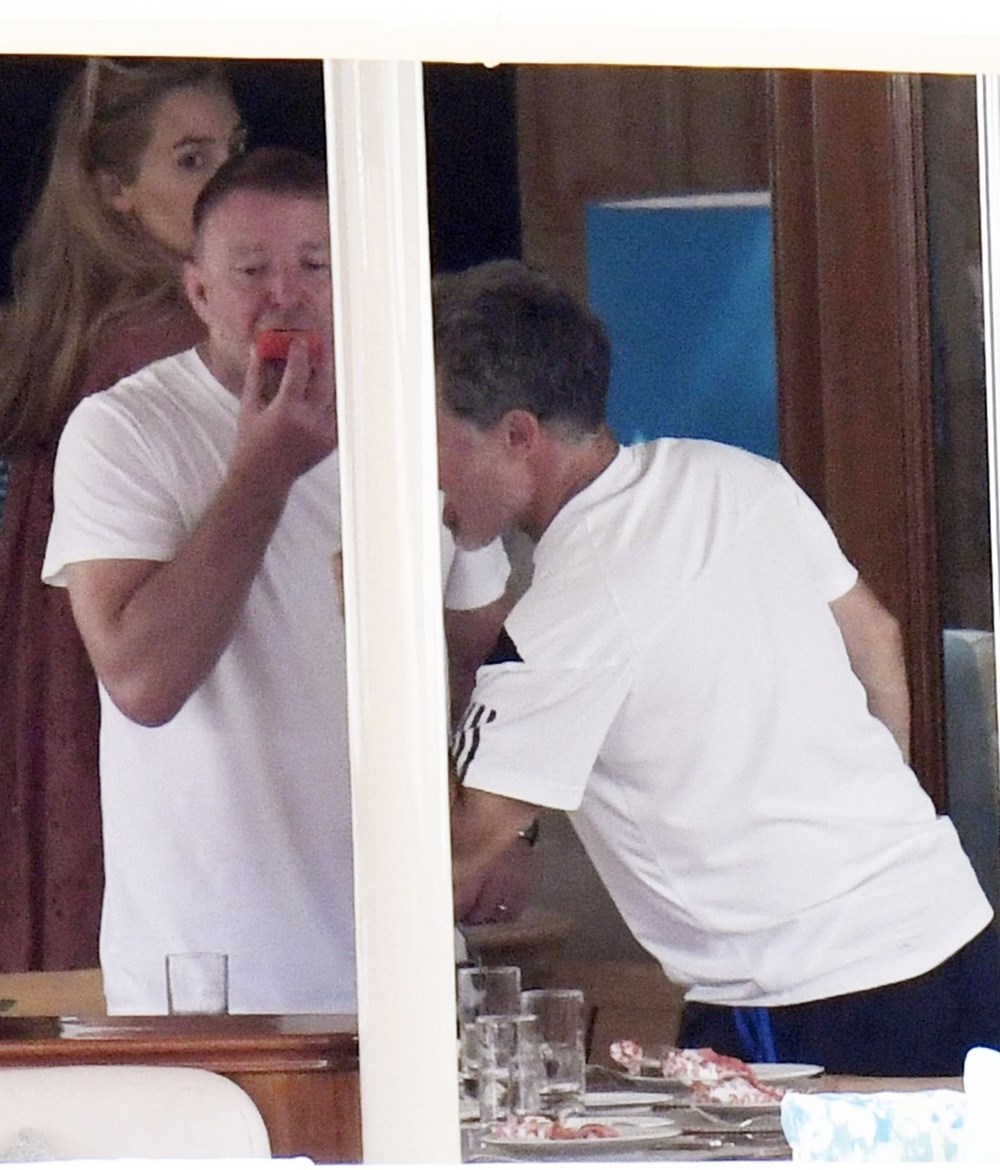 Guy Ritchie ve eşi Jacqui Ainsley tatilde: Teknede ayak masajı - 11