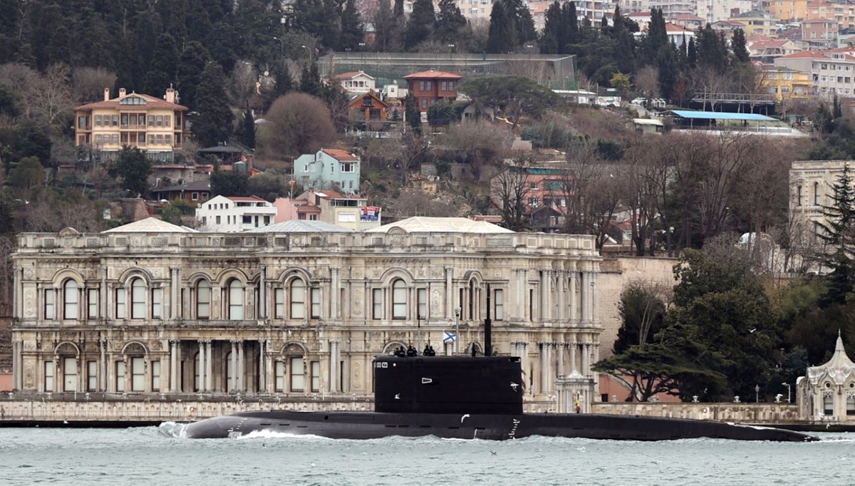 Rus denizaltısı İstanbul Boğazı'ndan geçti