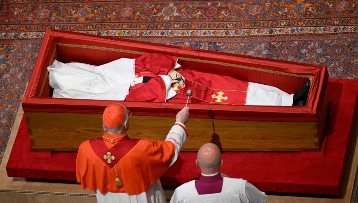 Papa için cenaze töreni