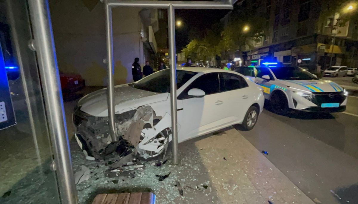 Polisten kaçan alkollü sürücü durağa daldı Polisten kaçan alkollü sürücü durağa daldı