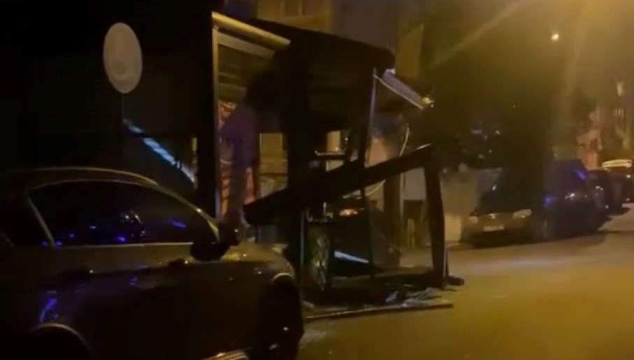 Otomobil dükkana girdi