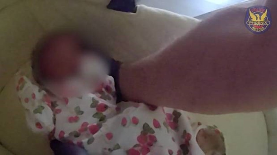 Ölen annesinin yanında günlerce yalnız kalan bebek kurtarıldı - 1