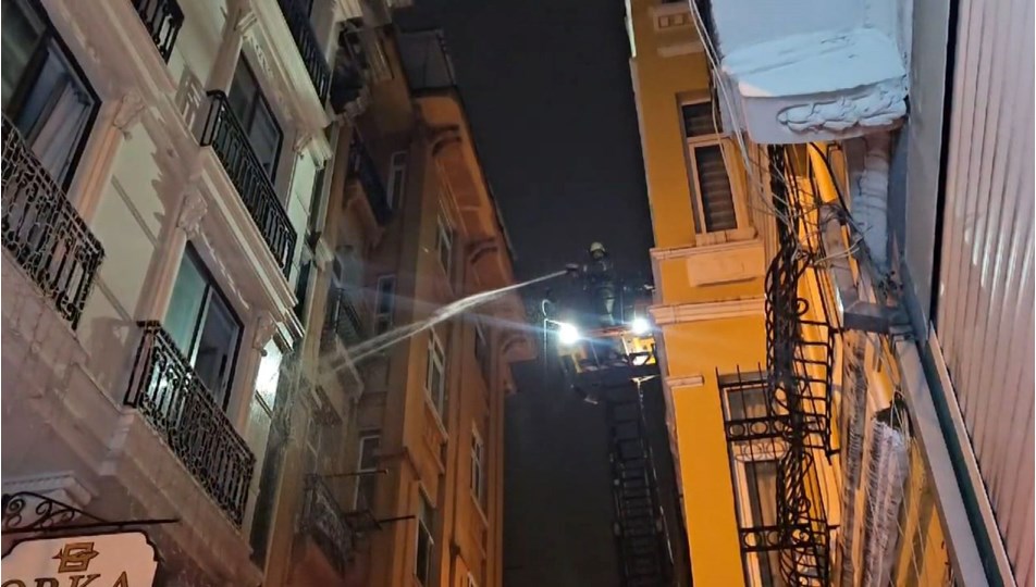 Beyoğlu'nda otelde korkutan yangın