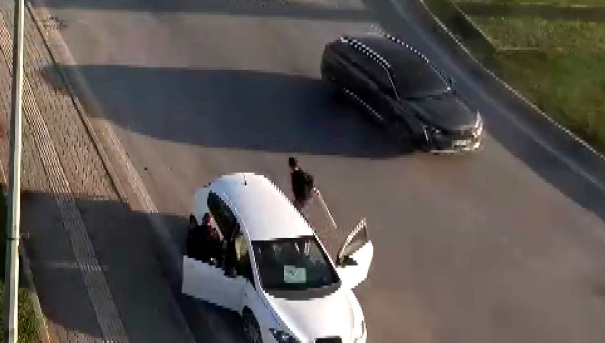 Polise sopayla saldıran kişi tutuklandı Polise sopayla saldıran kişi tutuklandı