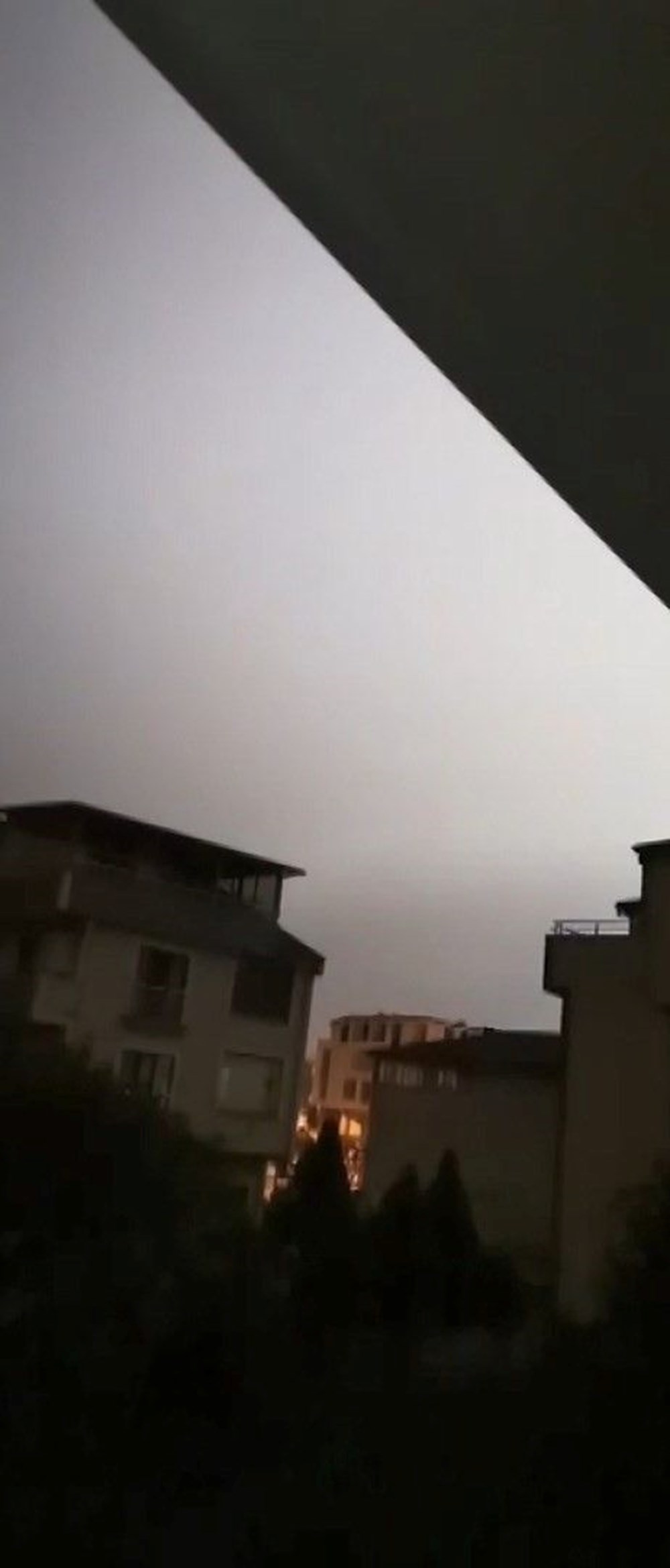 Beyaz ışık yayıldı, elektrikler kesildi - 4