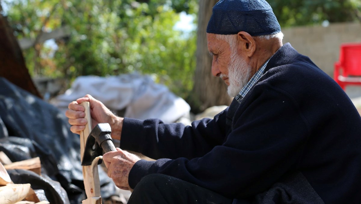 85 yaşındaki Ahmet dede doğadan topluyor: 69 yıldır tek başına yapıyor