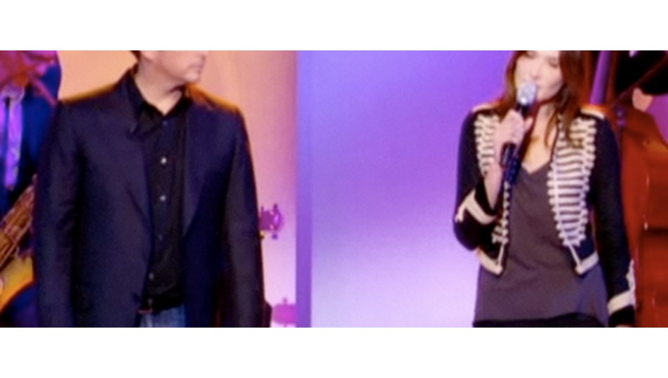Carla Bruni çocuk ceketiyle şarkı söyledi