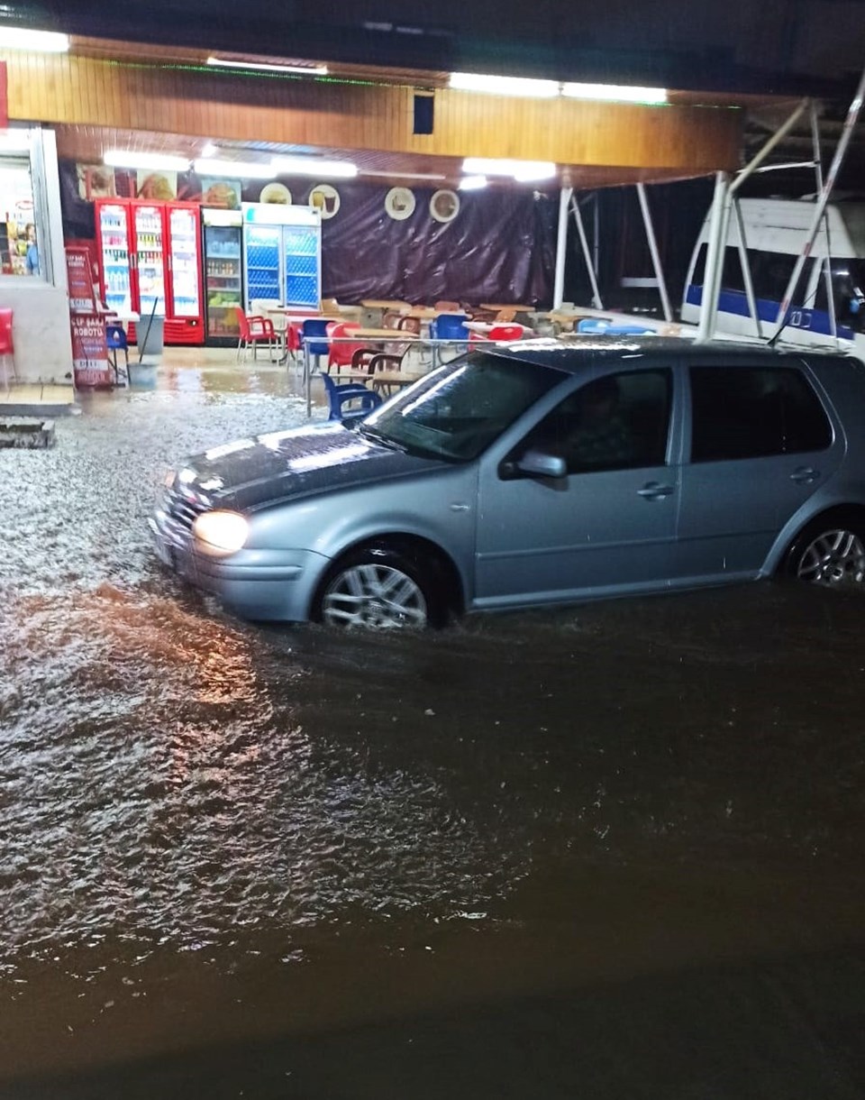 İskenderun'da şiddetli yağış: Yolları su bastı - 1