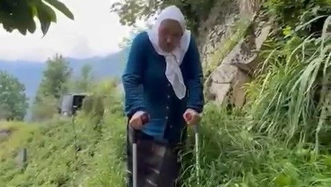 400 metre patika yoldan koltuk değnekleri ile yürüyor