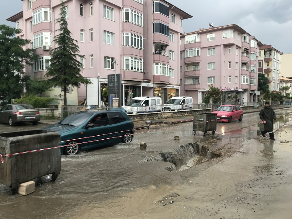 Edirne'de sağanak nedeniyle yol çöktü - 1