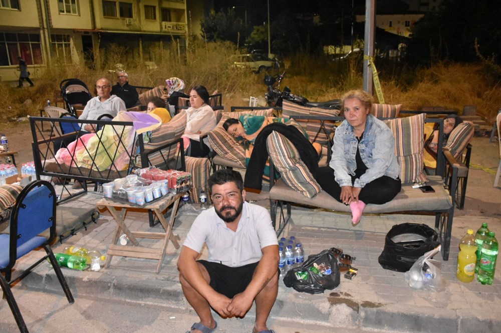 Deprem sonrası parklarda bahçelerde sabahladılar - 6