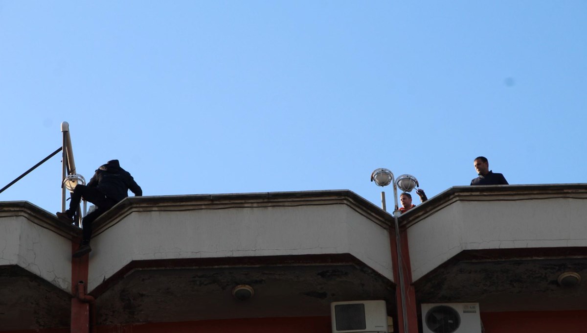 Batman'da çatıda korku dolu anlar: Polis ikna edince aşağı indi Batman'da çatıda korku dolu anlar: Polis ikna edince aşağı indi