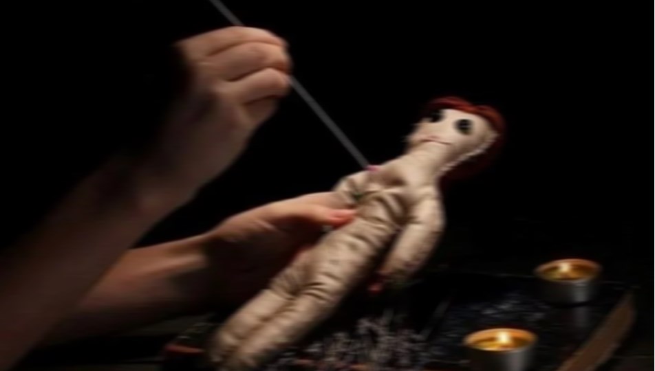 Suç makinesi sahte medyum kapıya dayandı: "Üzerinde büyü var!"