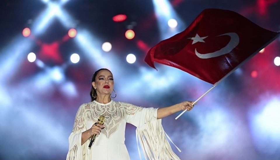 Sanatçı Ebru Gündeş, 29 Ekim Cumhuriyet Bayramı kutlamaları kapsamında Ankara Büyükşehir Belediyesi