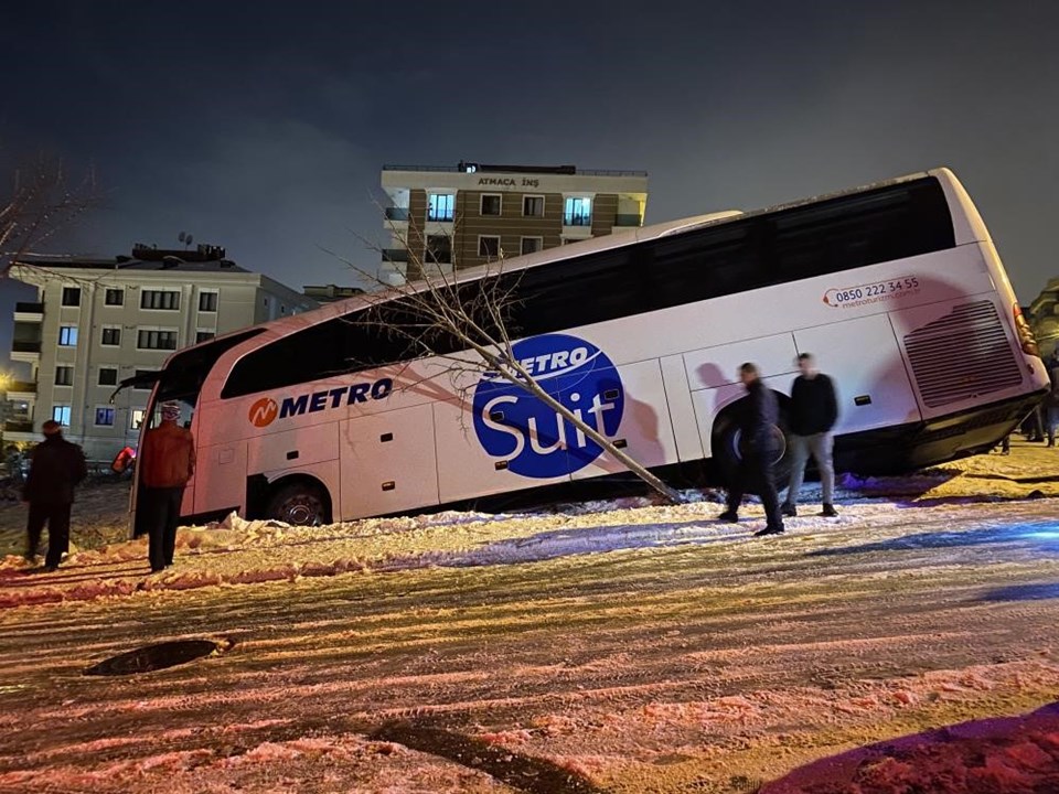 Sancaktepe’de yolcu otobüsü buzlanan yolda yan yattı - 1