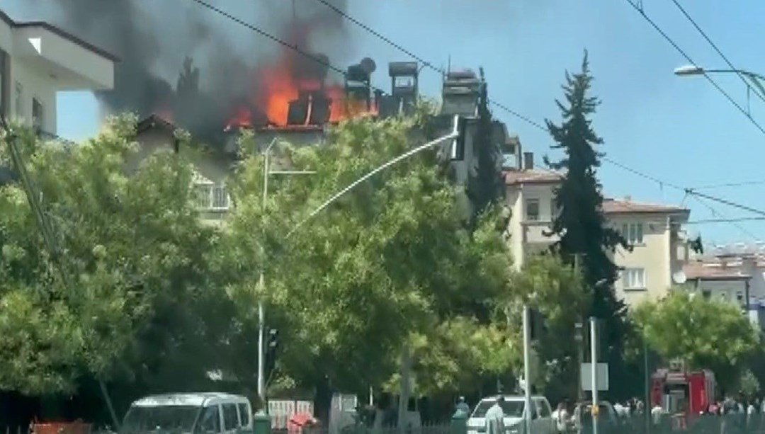 Çatı yangını korku ve paniğe neden oldu