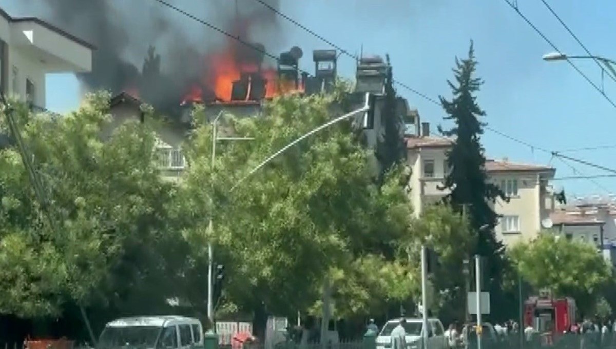 Çatı yangını korku ve paniğe neden oldu