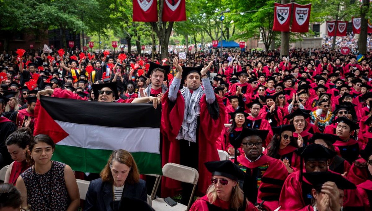 Harvard Üniversitesi mezuniyetine Filistin protestosu damga vurdu Harvard Üniversitesi mezuniyetine Filistin protestosu damga vurdu