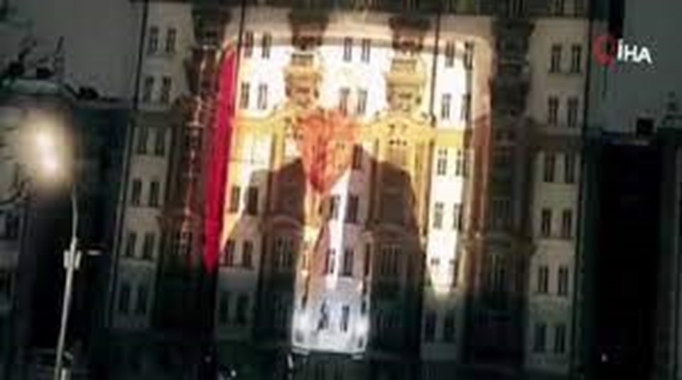 Moskova'da ABD Büyükelçiliği duvarına "Büyük Rusya yeniden doğuyor" mesajı yansıtıldı - 1