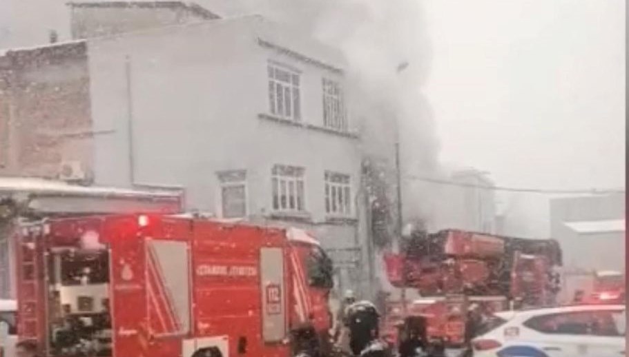Beyoğlu'nda 3 katlı binada yangın: Bir kişi ölü bulundu