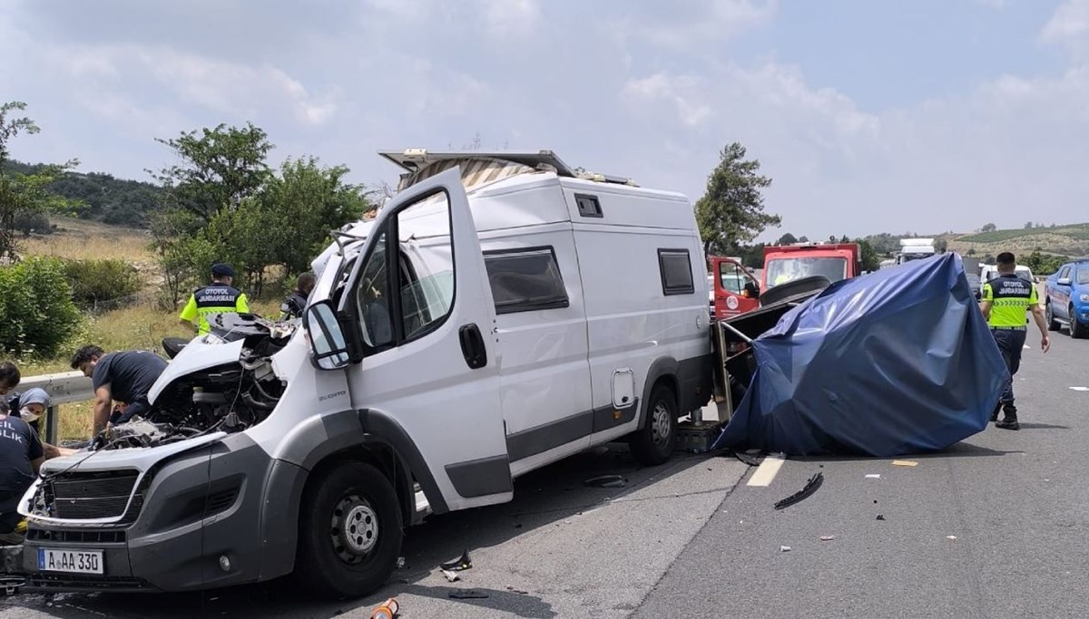 Karavan otoyolda kamyona çarptı