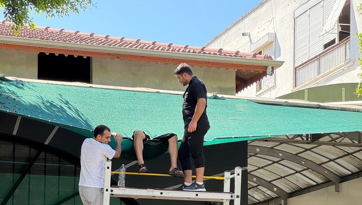 Balkondan düştü, tente hayatını kurtardı