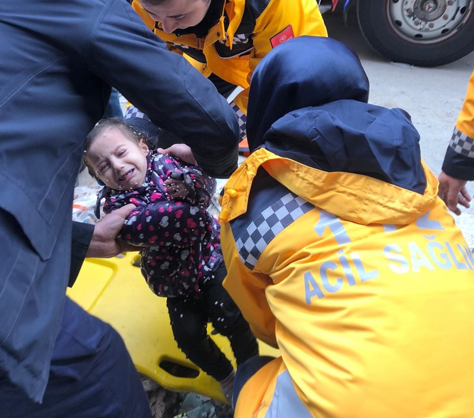 Arnavutköy'de küçük kız inşaattaki kuyuya düştü - 2
