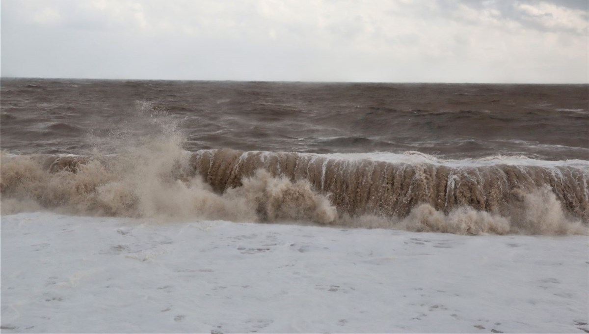 Dünyaca ünlü Konyaaltı sahilinde denizin rengi kahverengiye döndü