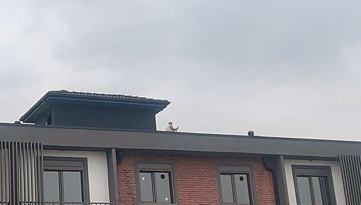 Binanın çatısına çıkıp çevreye ateş açan eski polis gözaltında Binanın çatısına çıkıp çevreye ateş açan eski polis gözaltında
