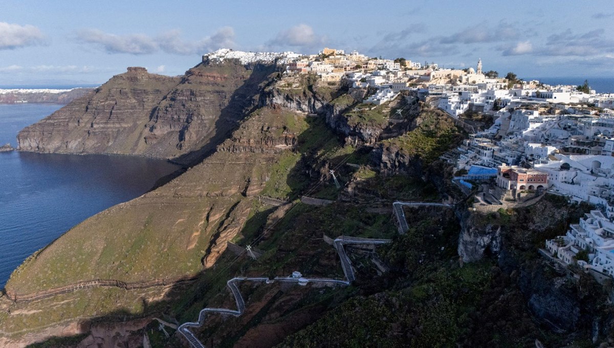 Santorini'de son durum: Heyelan riski arttı, 6'dan büyük deprem beklentisi