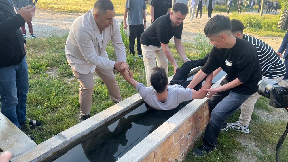 Yarım asırlık gelenek: Bayram namazına gelmeyeni buz gibi suda uyandırdılar - 2