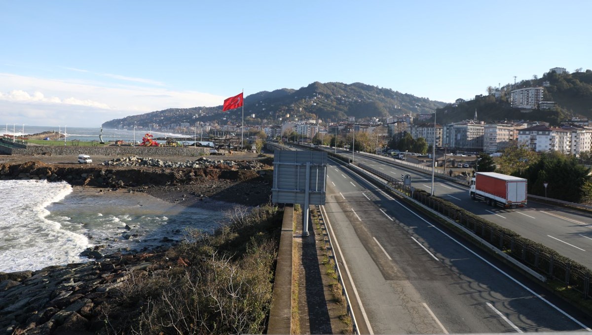 Karadeniz Sahil Yolu Çayeli-Trabzon istikameti ulaşıma açıldı Karadeniz Sahil Yolu Çayeli-Trabzon istikameti ulaşıma açıldı