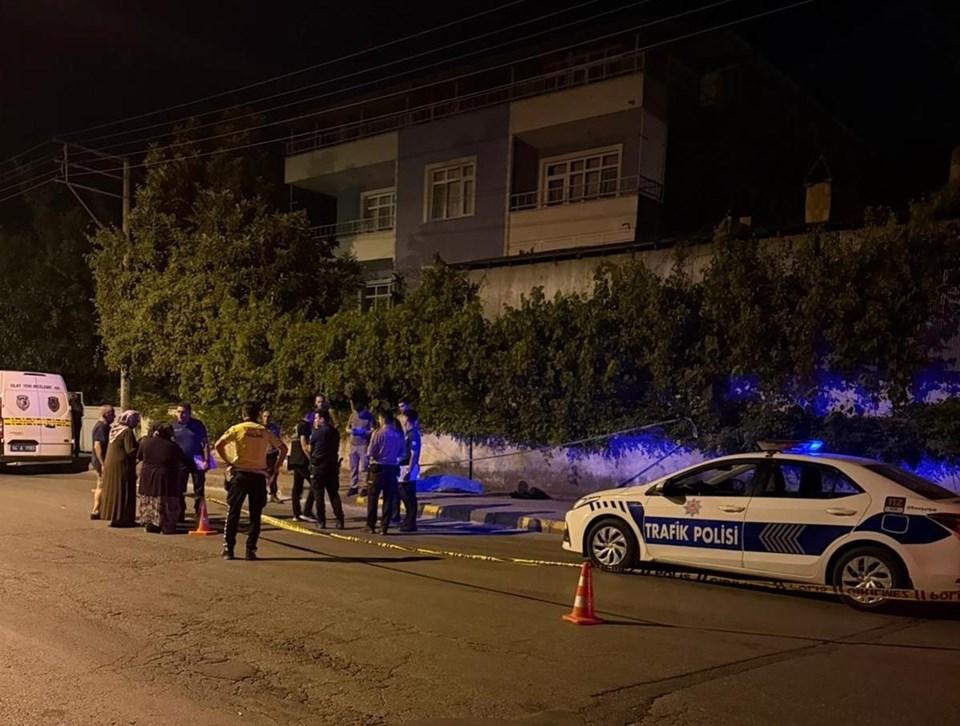Evinin karşı kaldırımında ölü bulundu - 1